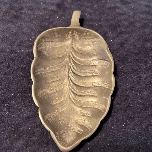 ⭐️ Vintage mid century decorative molded brass leaf trinket holder dish